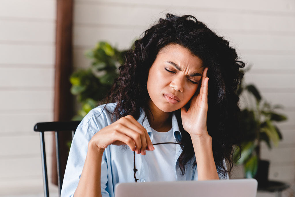 Foto de mujer estresada con problemas de salud por estrés oxidativo